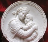 FARFURIE DECORATIVA BRADEX EDITIE LIMITATA DIN MARMURA DE CARRARA LA MADONA DI RAFFAELLO FECIOARA CU PRUNCUL