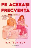 Pe aceeași frecvență - B.K. Borison - Paperback brosat - Roman - Lucie Stone - Mama - Emisiune Radio