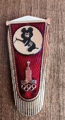 QW9 N7 89 - Insigna - tematica sport - JO Moscova 1980 - Misha - hipism foto