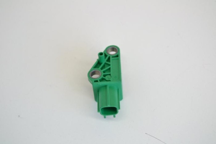 Senzor de impact st&acirc;nga spate AUDI A4 Avant 8K5, B8 2013 OEM: 1K0909606C | 1558457