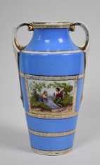 Vaza din portelan Wehinger &amp; Co / Cehoslovacia - decor scene romantice / culoare bleu de Sevres - anii 1920