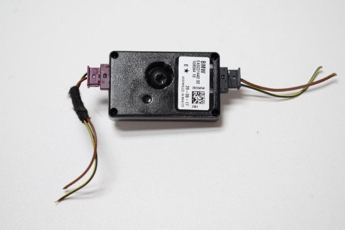Amplificator de antena BMW 3 F30, F80 2017 OEM: 9231442 | 3208195