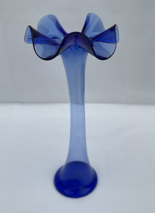 Vaza din sticla albastra subtire realizata manual, atelier european, anii 1980