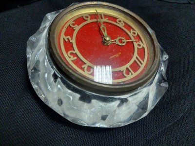 Ceas de masa URSS,marca Majak Carcasa de cristal de Semineu,colectie,CEAS MAJAK RUSESC,CEAS cristal masiv DE MASA,starea care se vede.ROSU foto