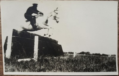 Militar roman calare in cursa cu obstacole// foto tip CP foto