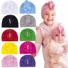 Caciulita tip turban cu perlute aplicate in fata (Marime Disponibila: 6-9 luni