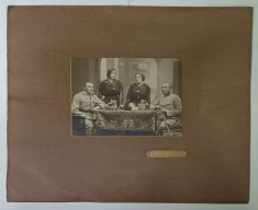 STUDIO FOTO EUGEN LIPPERT , BISTRITA , DOI MILITARI CU DOUA TINERE IN STUDIO , FOTOGRAFIE , INCEPUTUL SEC. XX