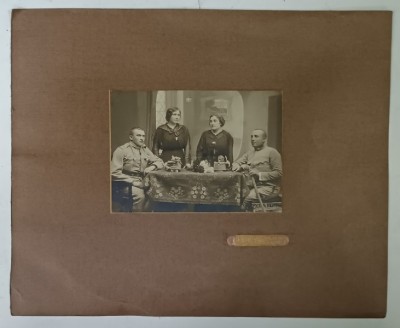 STUDIO FOTO EUGEN LIPPERT , BISTRITA , DOI MILITARI CU DOUA TINERE IN STUDIO , FOTOGRAFIE , INCEPUTUL SEC. XX foto