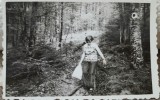 Fotografie, femeie in drumetie pe drumul dinspre Fantana lui Franz spre Crivaia, muntii Semenic, 1976