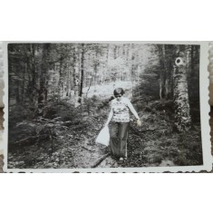 Fotografie, femeie in drumetie pe drumul dinspre Fantana lui Franz spre Crivaia, muntii Semenic, 1976