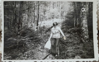 Fotografie, femeie in drumetie pe drumul dinspre Fantana lui Franz spre Crivaia, muntii Semenic, 1976 foto