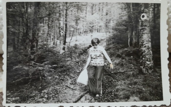 Fotografie, femeie in drumetie pe drumul dinspre Fantana lui Franz spre Crivaia, muntii Semenic, 1976