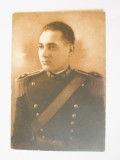 Rară! Fotografie 90 x 62 mm N.Szabo-T&acirc;rgu Mureș cu un ofițer din Regimentul 39 Artilerie &icirc;n ținută de ceremonie din anii 20
