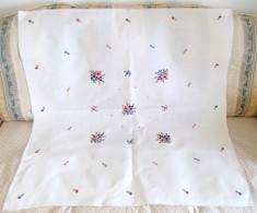 Fata de masa Vintage din In taranesc cu broderie manuala florala