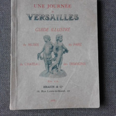 UNE JOURNEE A VERSAILLES, GUIDE ILLUSTRE (CARTE IN LIMBA FRANCEZA)