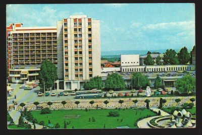 CPIB 18254 CARTE POSTALA - COVASNA. IN CENTRUL ORASULUI, AUTOTURISM foto