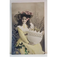 FETITA CU VASUL DE RAMURI DE SALCIE , FOTOGRAFIE COLORIZATA , TIP CARTE POSTALA , INCEPUTUL SECOLULUI XX