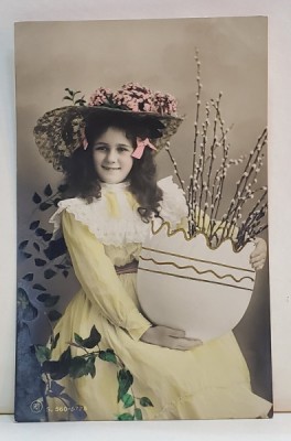 FETITA CU VASUL DE RAMURI DE SALCIE , FOTOGRAFIE COLORIZATA , TIP CARTE POSTALA , INCEPUTUL SECOLULUI XX foto