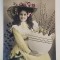 FETITA CU VASUL DE RAMURI DE SALCIE , FOTOGRAFIE COLORIZATA , TIP CARTE POSTALA , INCEPUTUL SECOLULUI XX