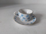 Miniatură Decorativă Ceșcuță cu Farfurioară &ndash; Obiect de Vitrină, Aspect Vintage, 4x8 cm