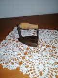Mini calcator vechi de fier pentru dantela mileuri manseu camasa ticlazau mic fier de calcat cu maner din lemn vintage