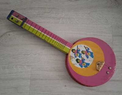 JUCARIE VECHE CHITARA DIN TABLA foto