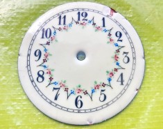 G106-Cadran mare ceas cca 1900. Portelan cu motiv floral pe cupru stare buna.