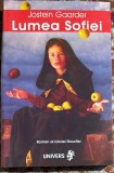 LUMEA SOPHIEI,JOSTEIN GAARDER(ROMAN AL ISTORIEI FILOSOFIEI)/ED.,,UNIVERS"2004/F.BUNA/ 260 pagini/ PRET!