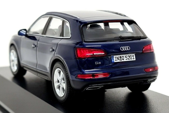 Macheta 1/43 2017 Audi Q5, negru navarra blue Spark