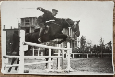 Militar roman calare in cursa cu obstacole// foto perioada interbelica foto