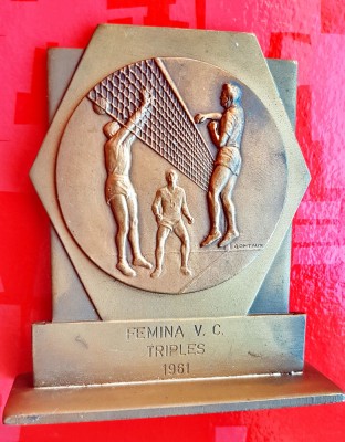 G296-Medalie stativ Volei 1961- FEMINA TRIPLES bronz masiv stare foarte buna. Marimi: 8/7 cm. foto