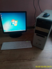 Sistem desktop cu monitor foto