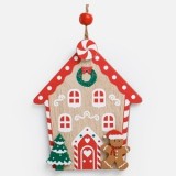 Ornament Brad de Craciun casă din lemn candy cu figurină gingerbread, CMCLASS