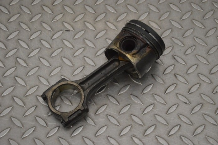Piston OPEL VIVARO Combi J7 2009 21009738