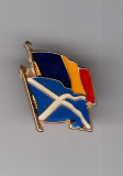Insigna moderna steaguri Romania-Scotia, impecabila, cu pin, Romania de la 1950
