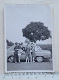 Lot 3 fotografii familie și automobile est-europene &ndash; Rom&acirc;nia 1960&ndash;1975 (Moskvici, Dacia 1100)