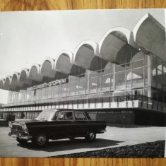 Fotografie aeroport OTOPENI & mașină protocol per comunistă 8, 5x11 cm Bucuresti