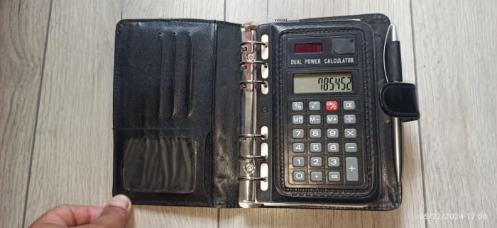Organizer mic 19.2x12.5 cm cu calculator si pix, inchidere cu clapa negru