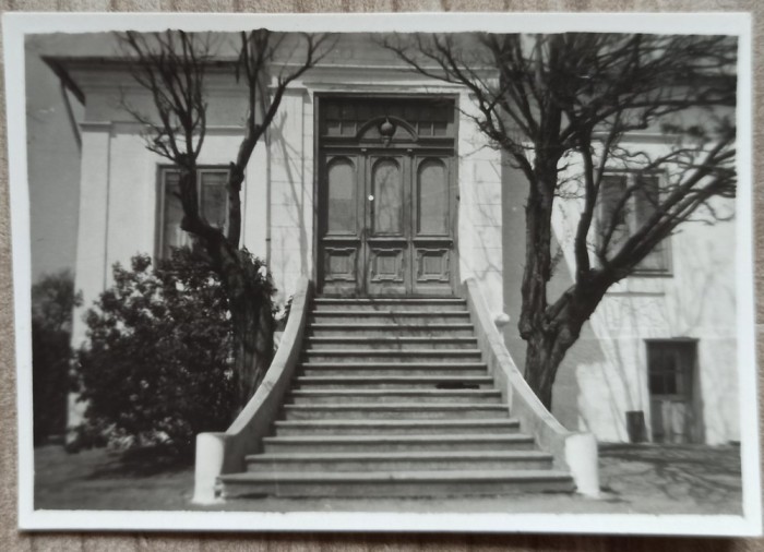 Scara de la intrare a unei case din Turnu Magurele, perioada interbelica// fotografie