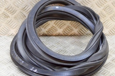 Garnitura ușă dreapta spate SKODA OCTAVIA III Combi 5E5 2019 OEM: 5E9867368D | 20805083 foto