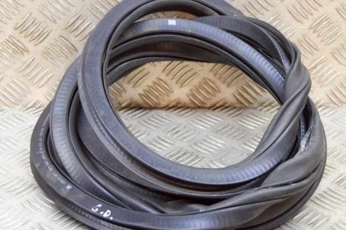 Garnitura ușă dreapta spate SKODA OCTAVIA III Combi 5E5 2019 OEM: 5E9867368D | 20805083