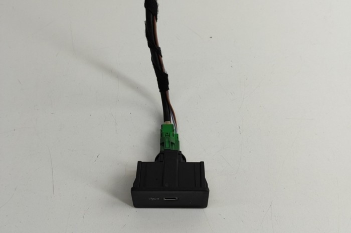 USB VW PASSAT Variant B8 3G5 2021 OEM: 3G5035726B 29501694