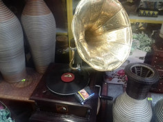 Gramofon model mare cu palnie si placa foto