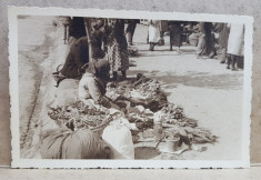 BRAILA , PIATA REGALA , VANZATOARE DE VERDETURI , FOTOGRAFIE TIP CARTE POSTALA , STUDIO PETRE NESTOR , BRAILA , MONOCROMA, NECIRCULATA , PERIOADA INTE foto