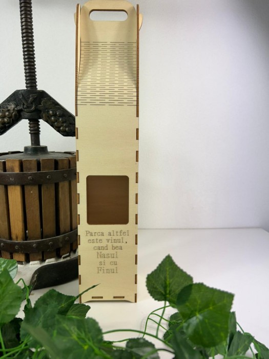 Cutie cadou pentru butelia de vin din placaj de plop 8 8 42 cm cu mesaj Parca altfel este vinul cand bea nasul si cu finul