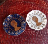 Două farfuriuțe comemorative din sticlă, create pentru a celebra Jubileul de Argint al Reginei Elisabeta a II-a &icirc;n anul 1977.