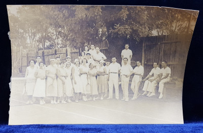 TENISMENI SI TENISMENE PARTICIPANTI LA CEFERIADA 1940 , FOTOGRAFIE DE GRUP , 1940 ,PE VERSO MARGINEA DIN STANGA , PREZINTA EXFOLIERI * foto