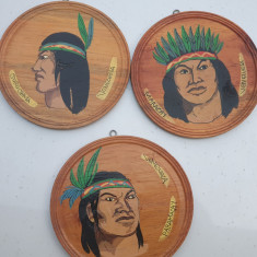 3 gravuri in lemn cu 3 indieni desenati color din Venezuela, 13 cm, de agatat