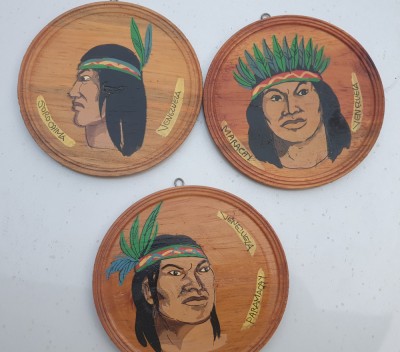 3 gravuri in lemn cu 3 indieni desenati color din Venezuela, 13 cm, de agatat foto