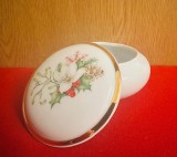 CASETA DIN PORTELAN- DECOR DE CRACIUN D9,5CM